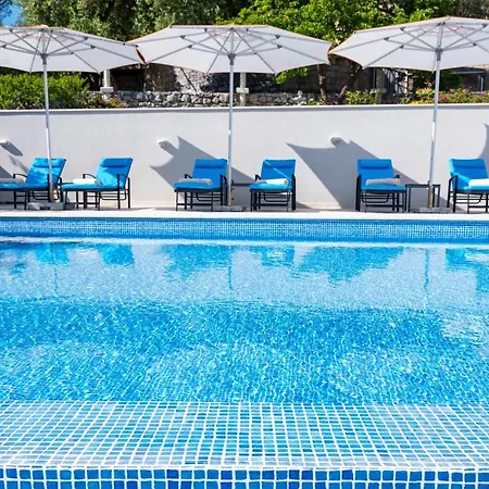 5 Bedroom With Private Pool *